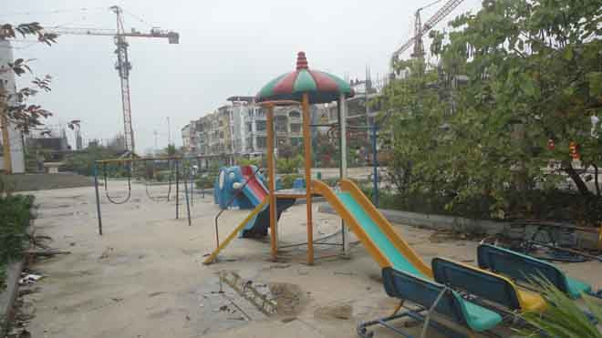 Vườn hoa mới xây dựng, đã nhếch nhác