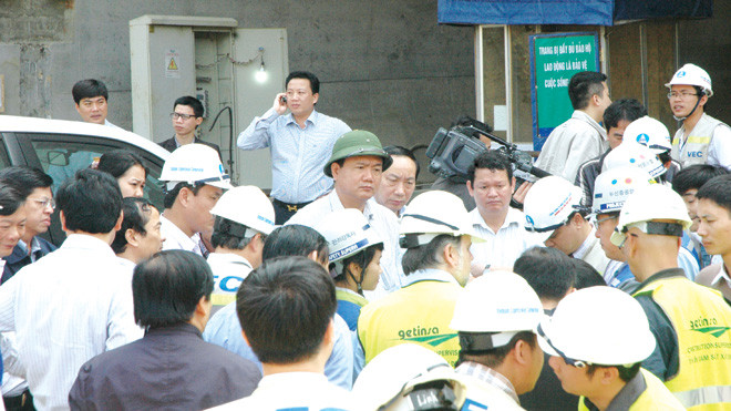 Bộ trưởng GTVT Đinh La Thăng thị sát công trường Cao tốc Hà Nội - Lào Cai ngày 2/3. ẢNH: sỹ lực