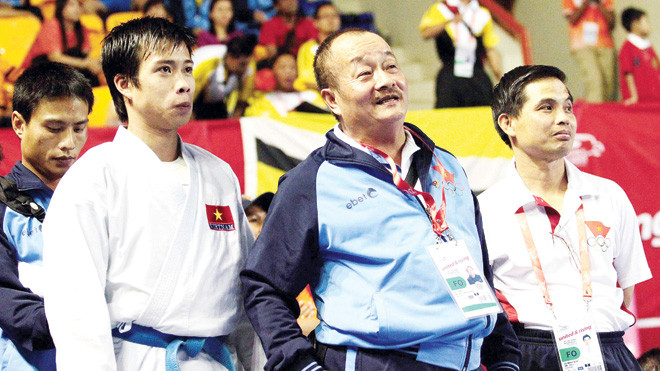  HLV Lê Công (giữa) là một trong những HLV giàu thành tích nhất làng thể thao Việt Nam. ảnh: VSI 