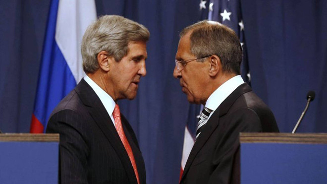 Ngoại trưởng Nga Sergei Lavrov (phải) nói rằng, phương Tây nêu gương xấu khi ủng hộ biểu tình bạo lực ở Kiev. Ảnh: Independent