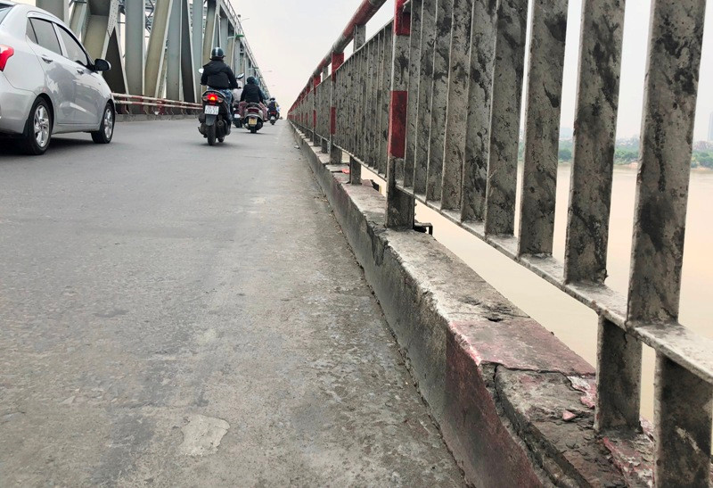 Cùng với tổ chức lại giao thông hợp lý, lan can và bờ bê tông cầu Chương Dương cần được gia cố để ô tô lưu thông an toàn. Ảnh: A.Trọng