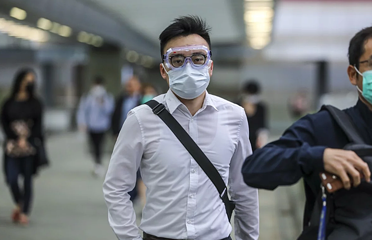 Người Hong Kong đã hình thành văn hoá đeo khẩu trang từ sau đại dịch SARS năm 2003. Ảnh: SCMP.
