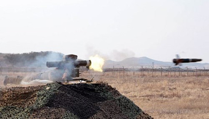 Hình ảnh binh sĩ Triều Tiên thử nghiệm tổ hợp tên lửa chống tăng dẫn đường bằng laser Bulsae-3.