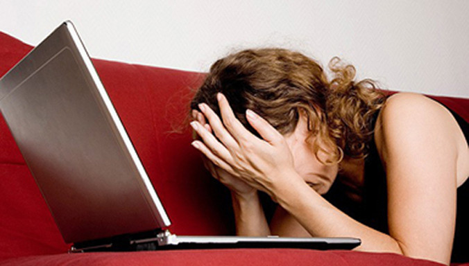 Hậu quả của vụ hack website ngoại tình vẫn còn kéo dài. Ảnh minh họa: Phlmetropolis.