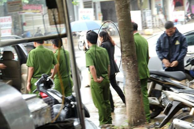 Công an tỉnh Đắk Lắk đưa bà Hoa từ nhà riêng lên Tòa án huyện để xác minh.