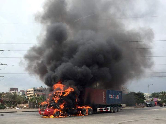 Xe container đang chạy bốc cháy ngùn ngụt