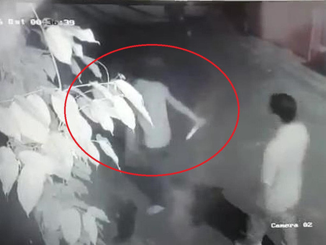 Hình ảnh Thiện cầm dao đâm chết anh Úy được camera ghi lại
