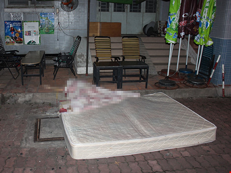 Chị T. rơi từ lầu 11 chung cư không trúng tấm nệm, tử vong. Ảnh công an cung cấp