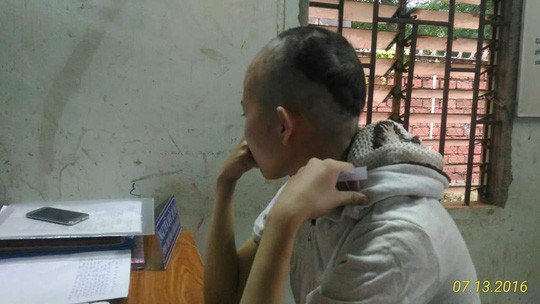 Nạn nhân tố cáo bị ông Th. cạo đầu. Ảnh: Người lao động