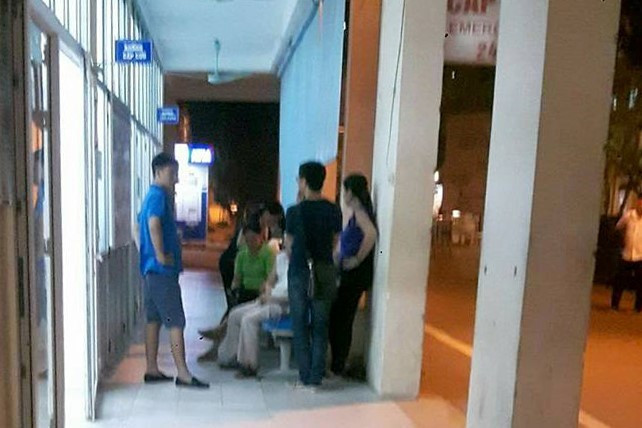 Người nhà nữ nạn nhân nhận tin dữ sau khi cô gái được đưa vào viện. Ảnh: N.V.