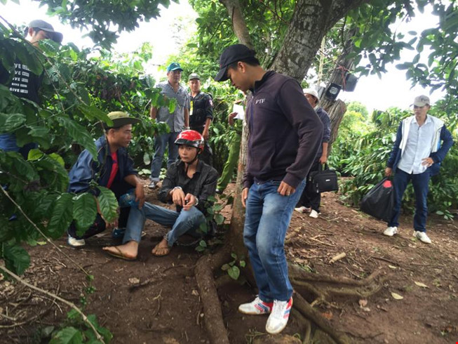 Đối tượng Duy (ngồi, đội mũ bảo hiểm) tại gốc bơ ngồi ăn mì tôm