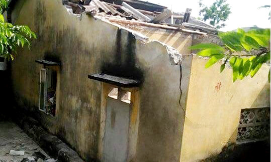 Căn nhà của 2 vợ chồng anh Mạnh và chị Hoa bị hư hỏng nặng sau vụ nổ bình ga
