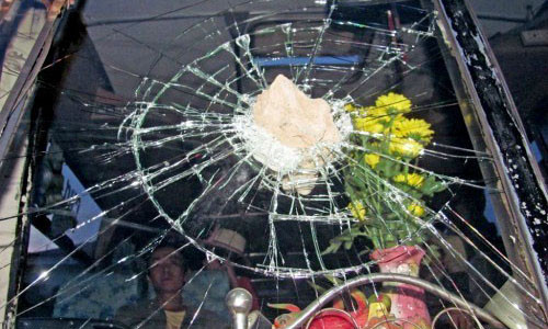 Xe buýt bị Bình ném đá vỡ kính. Ảnh: Hoàng Nam