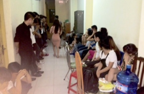 Gần 60 người gồm khách và nhân viên của Long Quy bị tạm giữ để kiểm tra chất ma túy