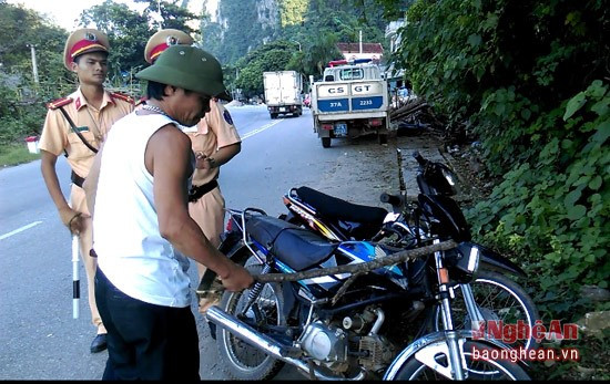 Hình ảnh ông Nguyễn Trung Hậu đập phá phương tiện giao thông của mình vào chiều 28/9