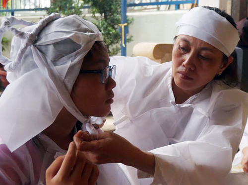 Ông Danh ra đi để lại mẹ già gần 80 tuổi, vợ và hai con gái nhỏ. Ảnh: Hoàng Nam