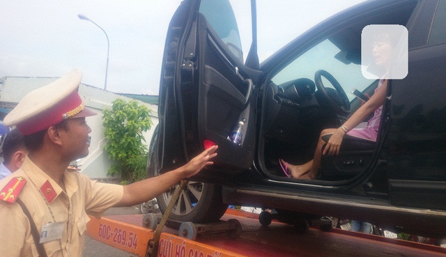 Tài xế Hà cương quyết không chịu xuống xe làm việc với lực lượng chức năng