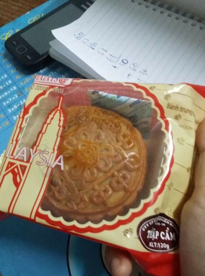 Bánh nhân thập cẩm có xuất xứ Malaysia sau rằm được bán 22.000 đồng một chiếc loại 120 gram. Ảnh: Gia Linh