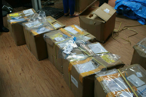 11 kiện hàng chứa thảo mộc khô nghi là lá Khat. Ảnh: Phương Sơn