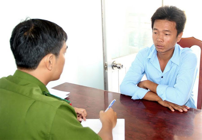 Đối tượng Búng (bìa phải) tại cơ quan điều tra