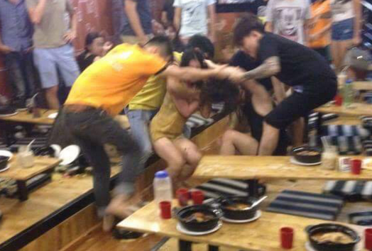 Hai cô gái dẫn đến xô xát chỉ vì cho rằng bị "nhìn đểu". Ảnh: Trịnh Hoàng Huy