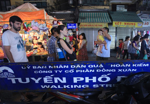 Tuyến phố đi bộ Hàng Đào - Đồng Xuân chỉ cấm phương tiện 3 tối cuối tuần. Ảnh: Ngọc Thành