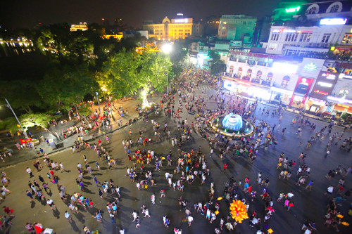 Không gian đi bộ hồ Gươm được cho là ít các hoạt động văn hóa nghệ thuật và dịch vụ phục vụ nhu cầu người dân và du khách. Ảnh: Ngọc Thành