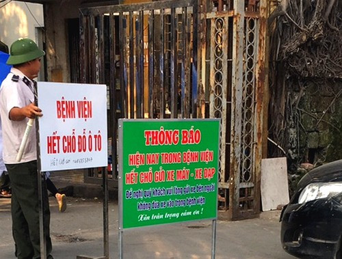 Bảng thông báo hết chỗ gửi xe ở trước bệnh viện. Ảnh: N.P