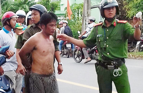 Kẻ ngáo đá định cướp taxi bị bắt. Ảnh: H.N