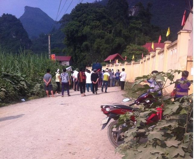 Người dân chứng cơ quan chức năng khám nghiệm tử thi