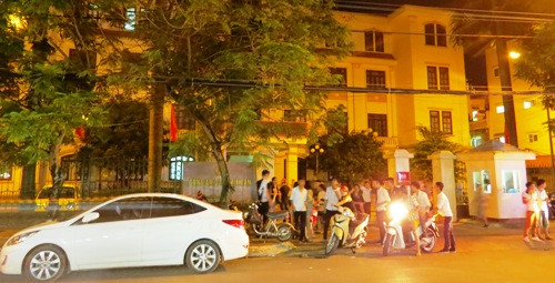 Sau một ngày bị tạm giữ, nhiều thanh niên được công an quận Kiến An thả ra về. Ảnh: Giang Chinh