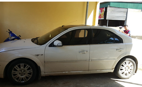 Chiếc xe chứa kiếm, dao của nhóm thanh niên. Ảnh: Phương Linh