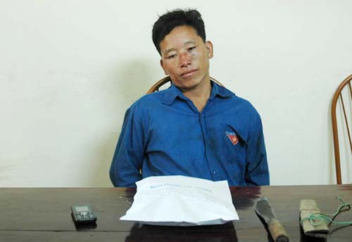 Nghi can Chá A Mua cùng tang vật tại cơ quan điều tra. Ảnh: CAND