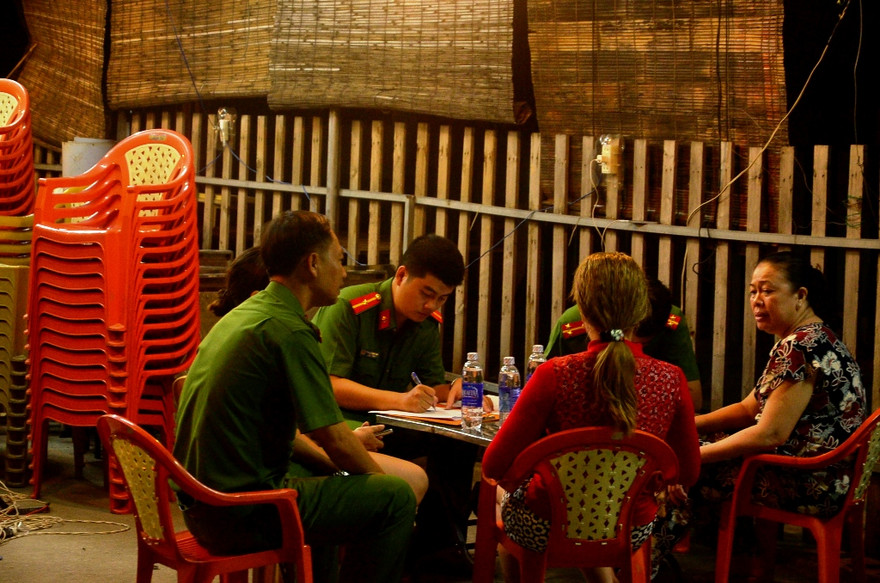 Công an có mặt ghi nhận lời khai các nhân chứng