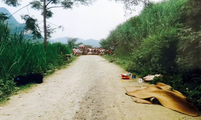 Người dân kéo đến theo dõi vụ việc. Ảnh: Báo Cao Bằng