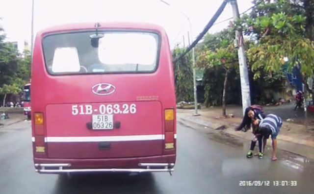 Hình ảnh được cắt từ clip cho rằng nữ sinh cấp 2 bị 1 thanh niên sàm sỡ, có hành động khiếm nhã giữa đường, khiến dư luận bất bình