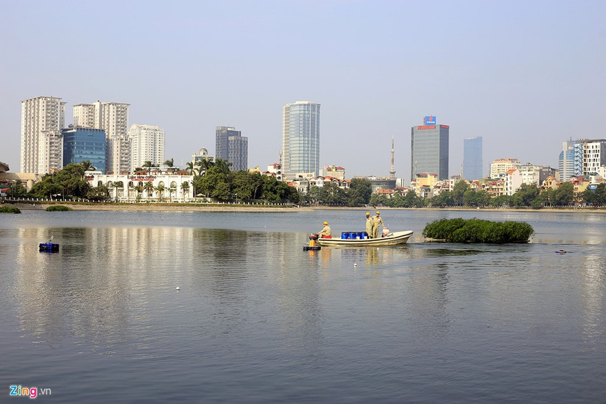 Sau khi thử nghiệm xử lý ô nhiễm nước hồ bằng công nghệ Redoxy-3C của Đức tại các hồ Hố Mẻ, Ba Mẫu, Giáp Bát và thu được kết quả khả quan, chiều 25/9, Xí nghiệp Thoát nước số 4, Công ty TNHH một thành viên Thoát nước Hà Nội tiếp tục áp dụng công nghệ này 