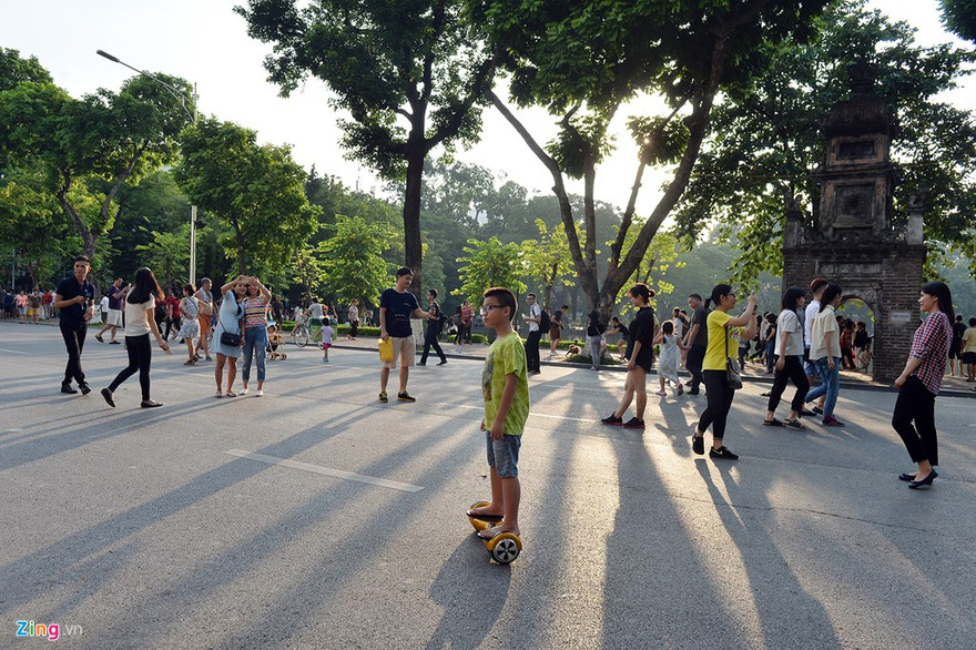 Phố đi bộ hồ Gươm (Hà Nội) bắt đầu tổ chức vào chiều 1/9. Mùa thu, thời tiết đẹp thu hút rất đông người dân và du khách đến vui chơi