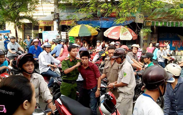 Đối tượng Huỳnh Ngọc Thạch bị công an khống chế đưa về trụ sở