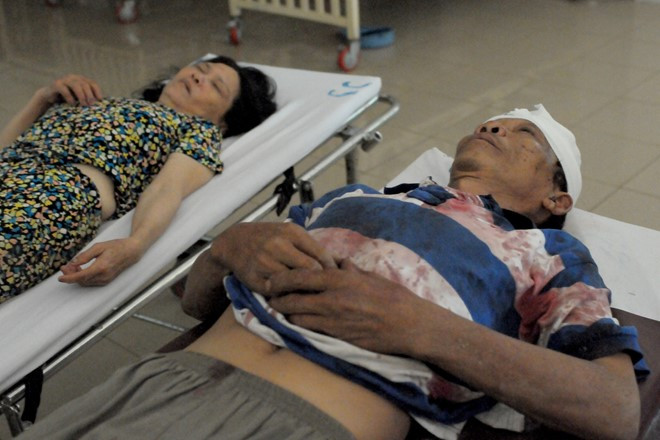 Vợ chồng ông Lên cấp cứu ở Bệnh viện Đa khoa Quảng Ngãi. Ảnh: Zing