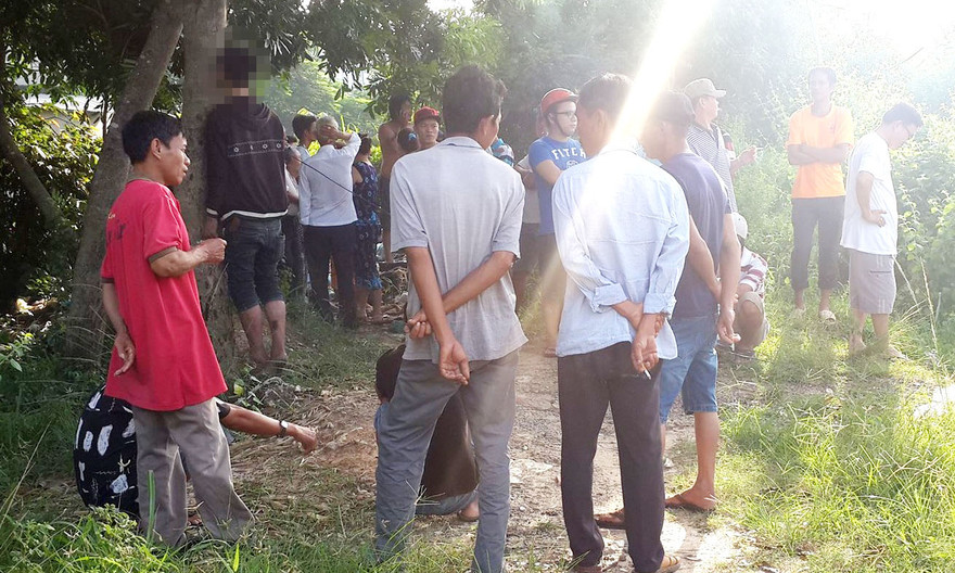 Rất đông người dân hiếu kỳ đến xem hiện trường vụ việc