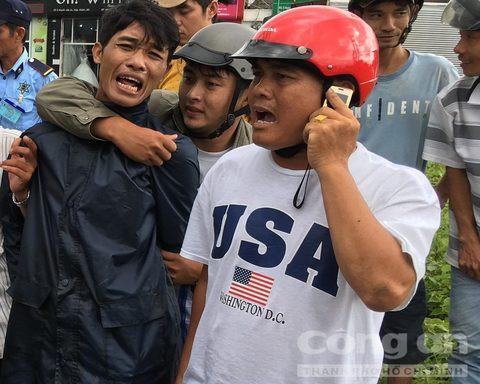 "Đạo chích" (áo đen) liên tục la hét, vùng vẫy khi bị "hiệp sĩ" bắt giữ