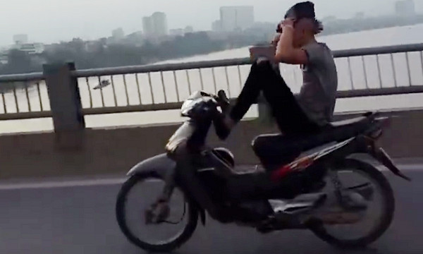 Quái xế diễn "xiếc khỉ" trên cầu Vĩnh Tuy