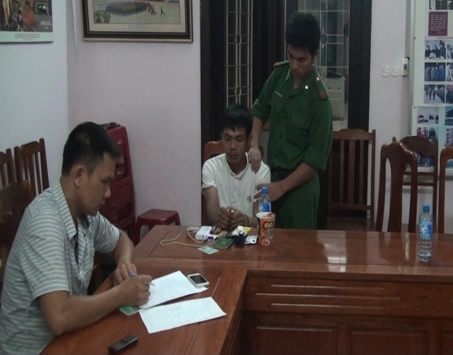 Lực lượng Phòng chống ma túy lấy lời khai đối tượng