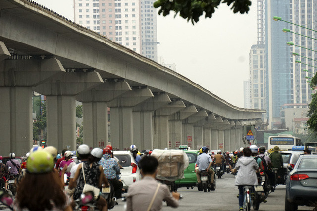 Giao thông Hà Nội đang áp lực khi chưa thể cấm phương tiện cá nhân và phương tiện công cộng chưa đáp ứng. Ảnh: Hữu Nghị