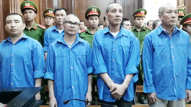 Hiệu (đeo kính) cùng đồng phạm tại tòa hôm nay. Ảnh: VnExpress