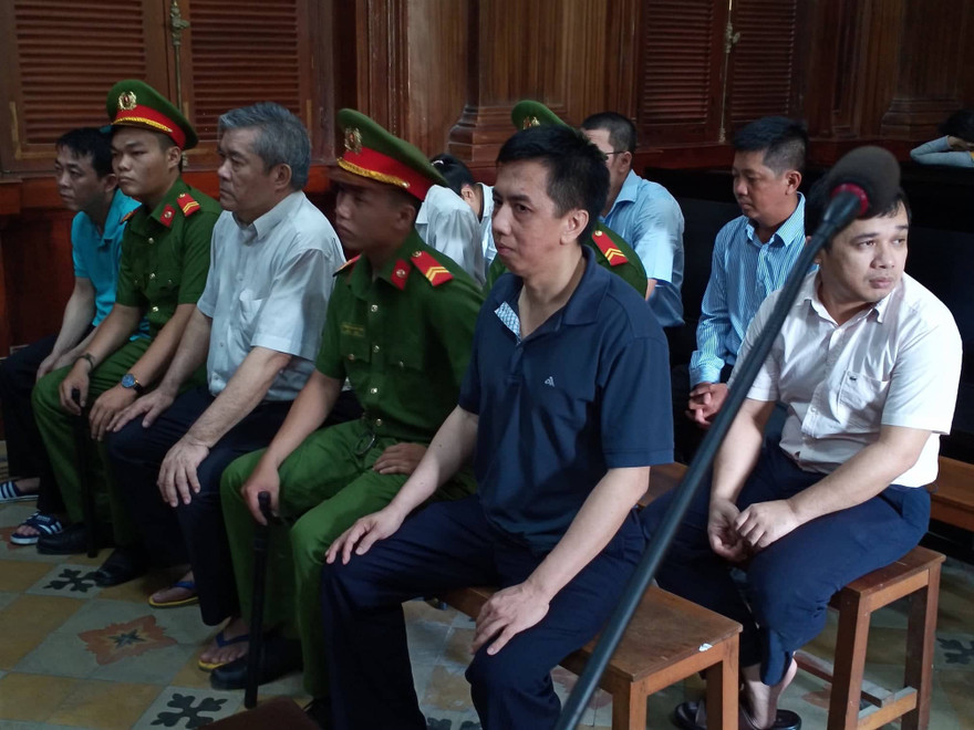 Các bị cáo trong phiên tòa. Ảnh: Tân Châu.