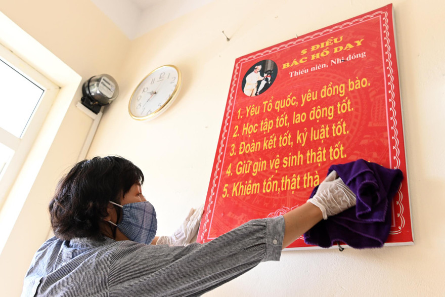 Trường THCS Văn Quán (Hà Đông) hoàn tất những công việc lau dọn cuối cùng. Ảnh: Tiến Tuấn