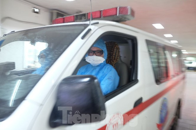 Những chiếc xe 115 liên tục hú còi di chuyển thời điểm dịch COVID-19 cao điểm ở Hà Nội