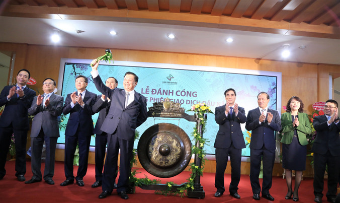 Bộ trưởng Tài chính Đinh Tiến Dũng đánh cồng khai trương phiên giao dịch đầu năm 2017 TTCK. Ảnh: Duy Thái.